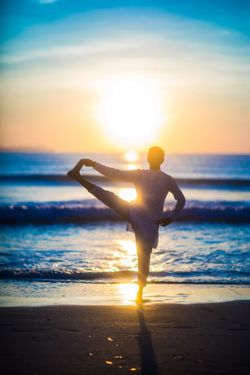 Resident yogi Umesh hosts private 60-minute yoga sessions daily for the Wellness Journeys on several venues around the property, including a vast, oceanfront lawn and a yoga room and deck with an ocean view.