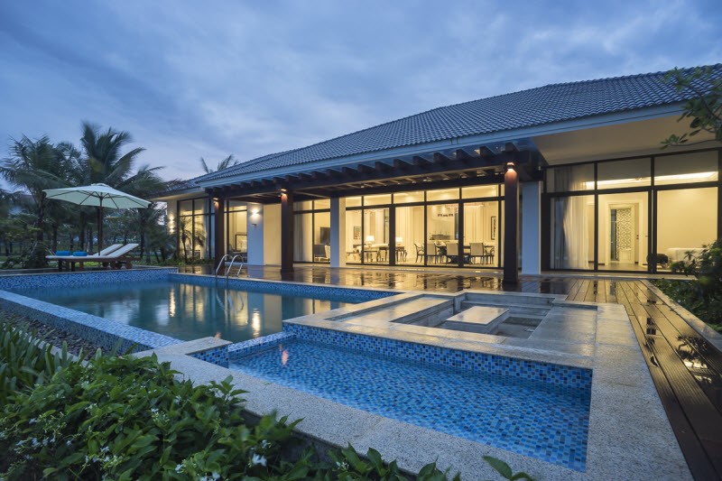Strategically dispersed across the resort’s most inspiring ground, the stunning Beachfront Pool Villas each come with a private pool with sunken lounge and sun deck, private outdoor rain shower and spacious garden.