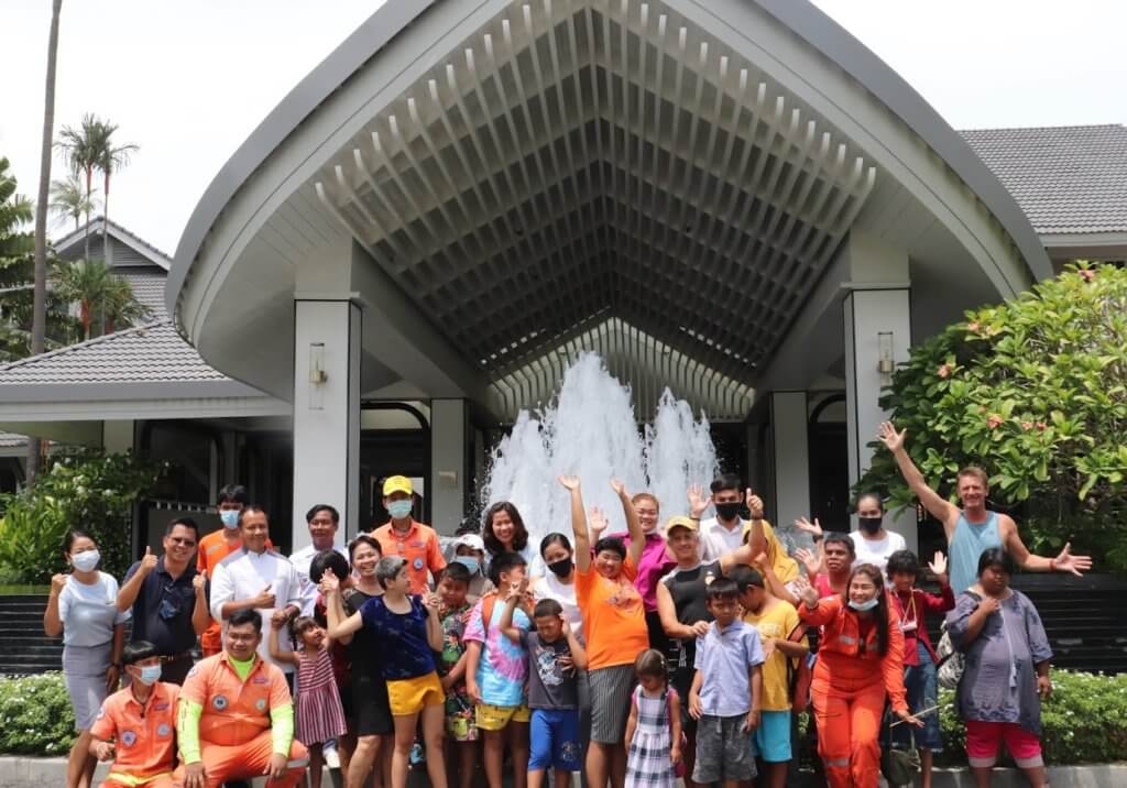 Sixteen children, along with parents and staff from the center, and volunteers from the Rotary Club of Samui-Phangan’s RotarySupport4Autism Project and Koh Samui Emergency Services, were “looked after like five-star guests” during the March 25 day trip. 