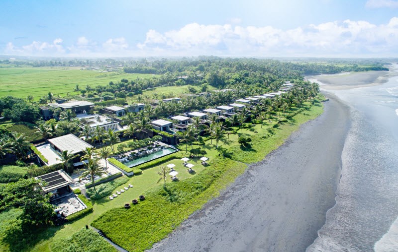 Soori Bali is set between a black diamond volcanic sand beach and rice fields in Bali’s lush Tabanan Regency.