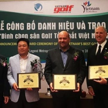 Ba Na Hills GM Tim Haddon (middle) accepts the award for Vietnam’s Best New Course 2016-2017