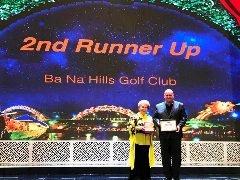 Ba Na Hills Golf Club GM Tim Haddon (right) accepts an Asian Golf Award on the course’s behalf
