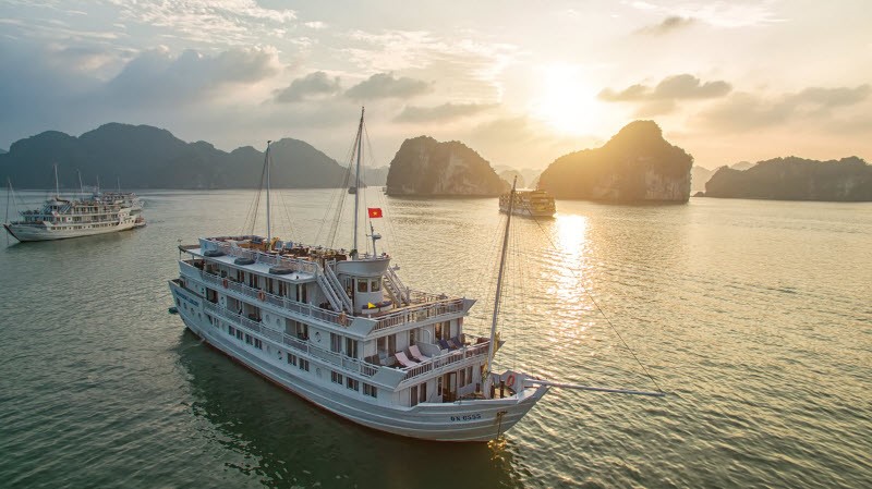 Paradise is the leading cruise provider in Halong Bay