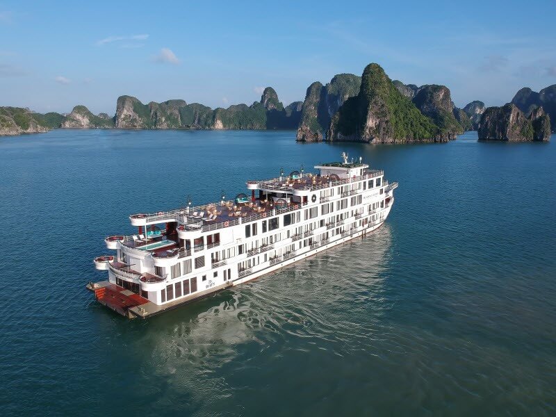 Measuring 86 meters long, 13.9 meters wide and 13 meters high, the new 1200-ton steel President Cruises vessel is the largest overnight ship to ever ply Halong Bay’s waters. 