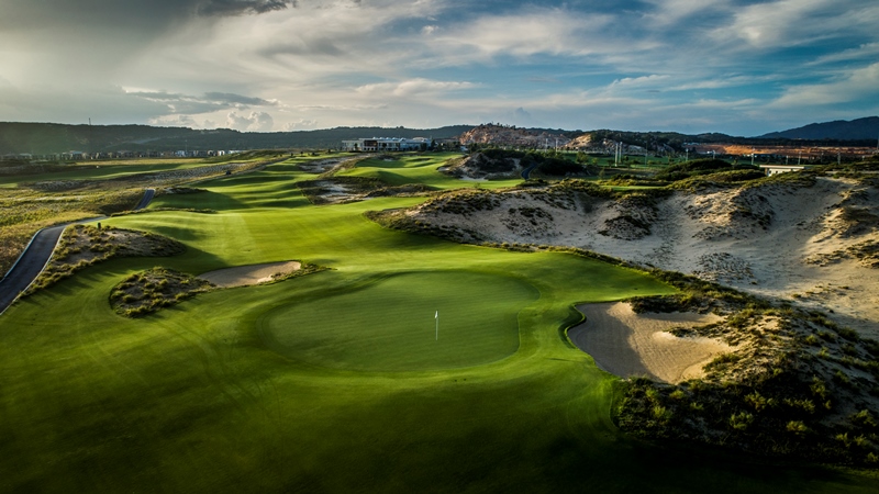 The scenic 18th hole at the KN Golf Links that recently opened along Long Beach in Cam Ranh.