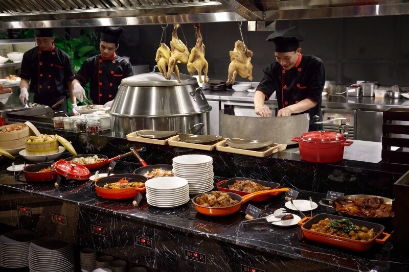 Chefs at Ngon Gallery Nha Trang’s cooking stations serve up Vietnamese, Japanese, Korean, Western and Chinese fare.