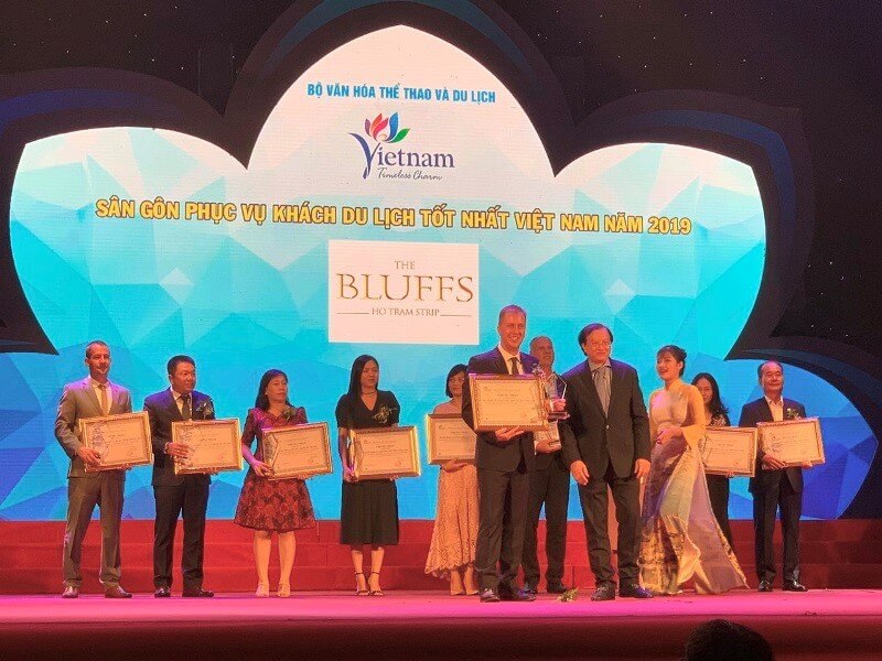 Bluffs GM Gary Dixon is presented with the award for helping to promote golf tourism in Vietnam
