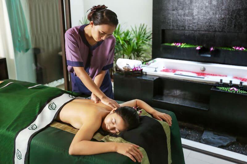 One of Banyan Tree Samui’s spa therapists in action