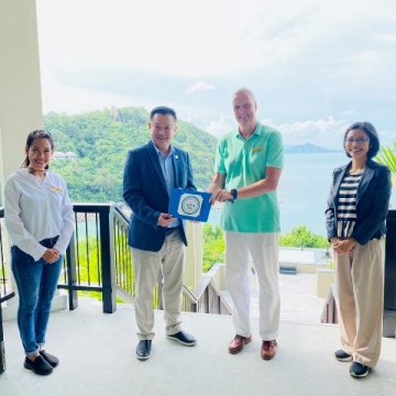 Mr Yuthasak Supasorn, TAT Governor (2nd from left), presents the SHA logo to Mr Remko Kroesen, General Manager, Banyan Tree Samui (2nd right).