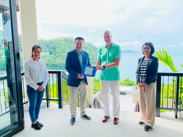 Mr Yuthasak Supasorn, TAT Governor (2nd from left), presents the SHA logo to Mr Remko Kroesen, General Manager, Banyan Tree Samui (2nd right).