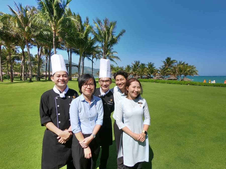 From left to right, Le Huu Nghia, Nguyen Thi Ngoc Nga, Nguyen Duy Anh, Le Thanh Hoa and Le Thi Cam Van with Long Beach in the backdrop.