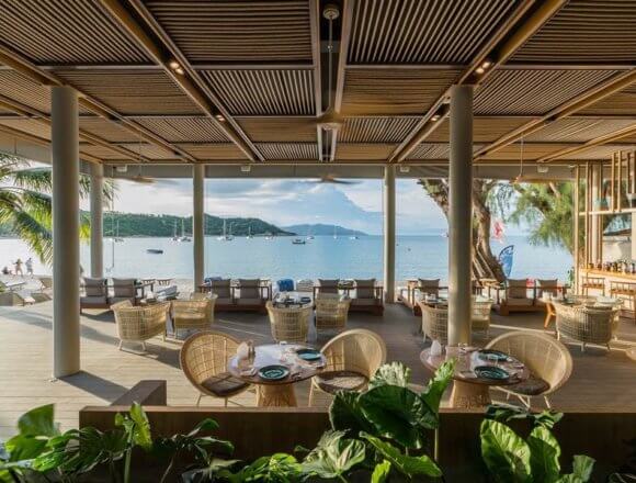 With an outdoor terrace that sits above Meliá Koh Samui’s strand, The Breeza Beach Restaurant & Bar is focused on contemporary Thai dishes as well as Western and Mediterranean cuisine and anchors the resort’s dining landscape.