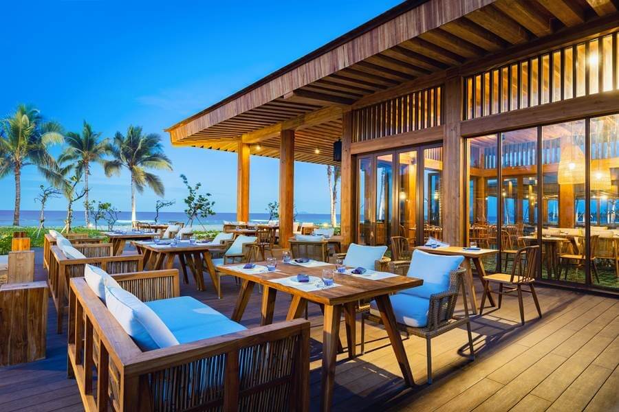 Alma’s beachfront restaurant Atlantis will host a Tet buffet on Fri., Feb. 4 from 6-10.30pm complemented by dragon dancing, fire twirling and live music. 