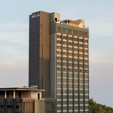 Housed in a 22-floor tower fronted by an adjoining seven-floor podium building, Meliá Chiang Mai’s host of top-notch facilities includes two restaurants, two bars, and two lounges, one with an executive lounge on the 21st floor.