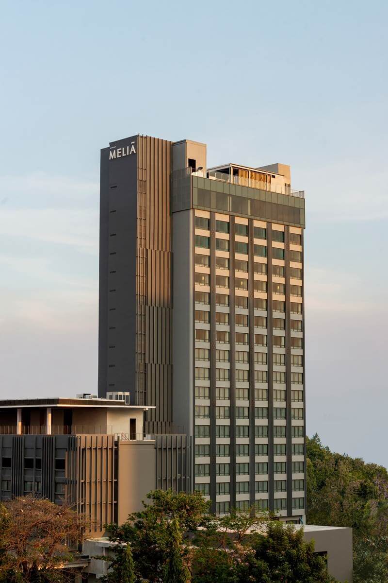 Housed in a 22-floor tower fronted by an adjoining seven-floor podium building, Meliá Chiang Mai’s host of top-notch facilities includes two restaurants, two bars, and two lounges, one with an executive lounge on the 21st floor. 