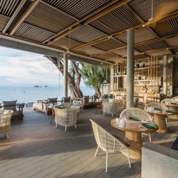 With an outdoor terrace that sits above Meliá Koh Samui’s strand, The Breeza Beach Restaurant & Bar is focused on contemporary Thai dishes as well as Western and Mediterranean cuisine and anchors the resort’s dining landscape.