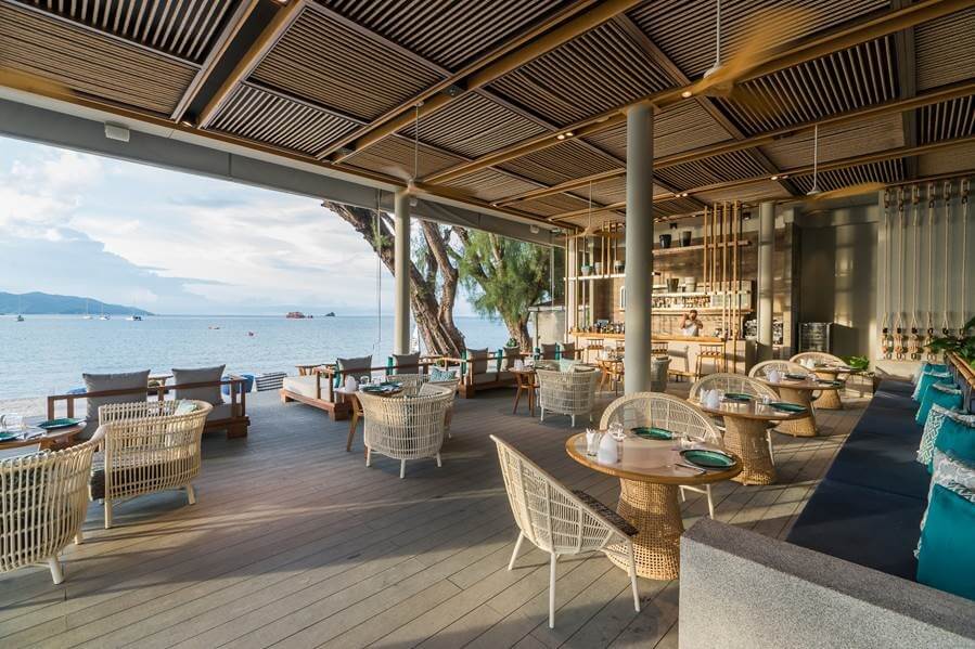 With an outdoor terrace that sits above Meliá Koh Samui’s strand, The Breeza Beach Restaurant & Bar is focused on contemporary Thai dishes as well as Western and Mediterranean cuisine and anchors the resort’s dining landscape. 