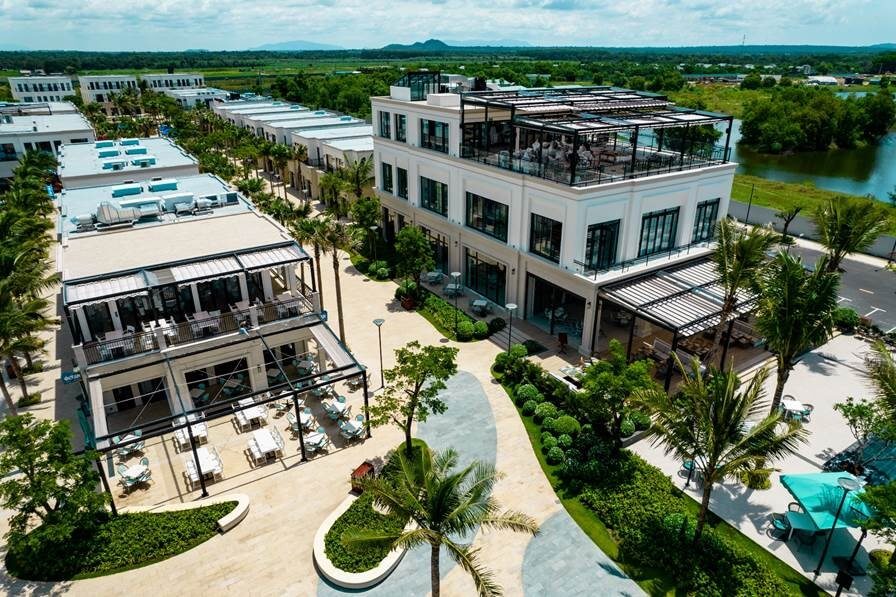 Hamptons Plaza stakes a claim as the only upscale plaza in Vietnam that overlooks the sea.