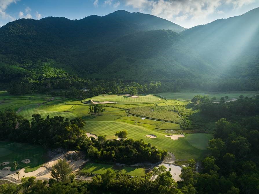 Located where the jungle meets the ocean, Laguna Golf Lang Co is one of the most visually appealing clubs in Asia