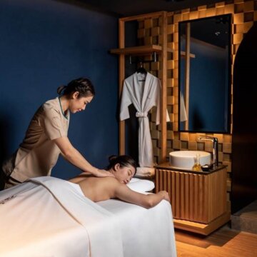 YHI Spa pays tribute to Thailand with massages such as “Traditional Thai” that focuses on the body’s pressure points and “Thai Lanna”, underscored by a Thai herbal ball compress massage to relieve aches and pain. Other 60 and 90-minute massages include anti-stress, aromatic, deep tissue, detox, and foot massages.