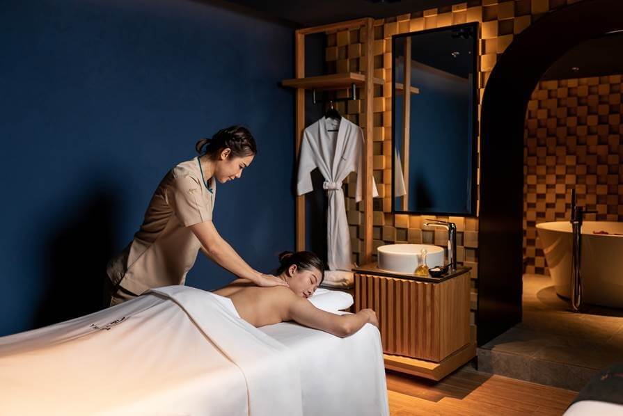YHI Spa pays tribute to Thailand with massages such as “Traditional Thai” that focuses on the body’s pressure points and “Thai Lanna”, underscored by a Thai herbal ball compress massage to relieve aches and pain. Other 60 and 90-minute massages include anti-stress, aromatic, deep tissue, detox, and foot massages. 