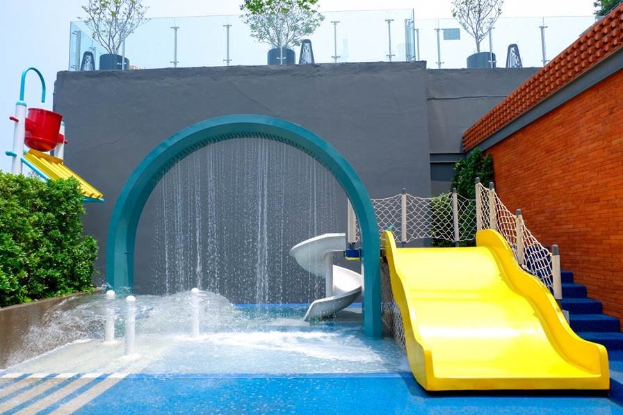 Adjacent to its large outdoor swimming pool on the second floor, the hotel has opened a shallow pool area for kids. The watery playground is home to two water slides, a rain curtain, water fountains and a giant tipping bucket.