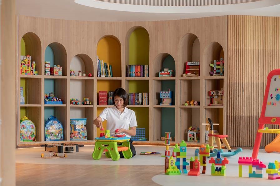 The urban hotel’s kids and teens club Kidsdom offers a program packed with activities such as Thai boxing, umbrella painting, plaster model painting, arts and craft with recycled materials and origami.