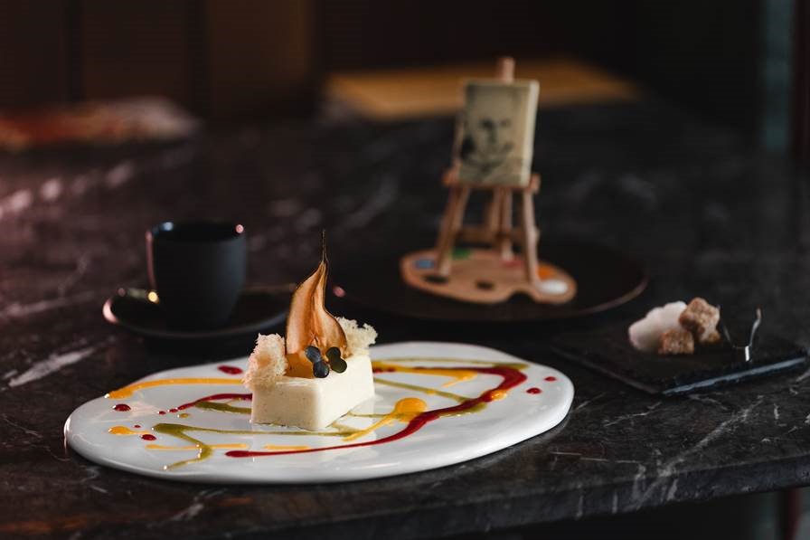 The grand finale brings a canvas of vanilla and an osmotic pear, accompanied by a sponge cake infused with oil; a unique dessert mirroring the artistic legacy of the Malaga-born maestro