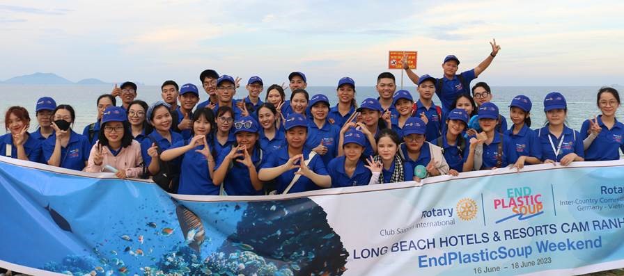 Volunteers from Nha Trang University.