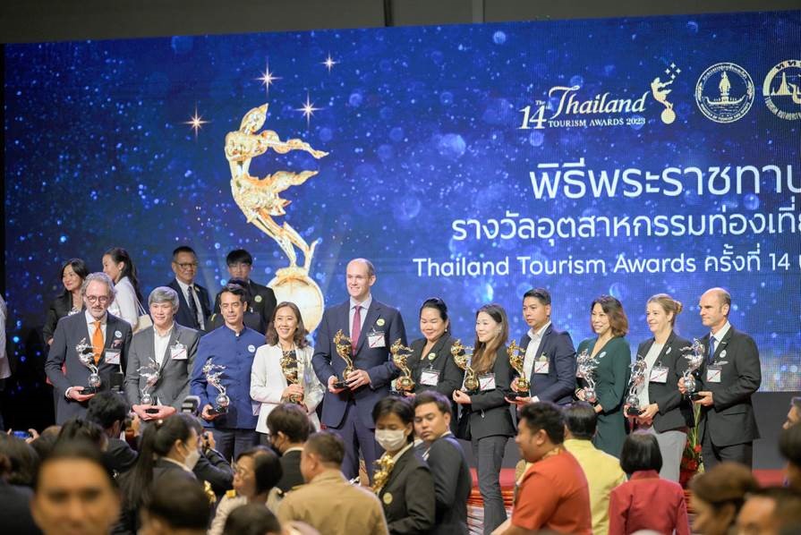 Meliá Chiang Mai General Manager Marc Selinger (5th from left) accepts the Thailand Tourism Gold Award at a ceremony in Bangkok on 27 September 2023.