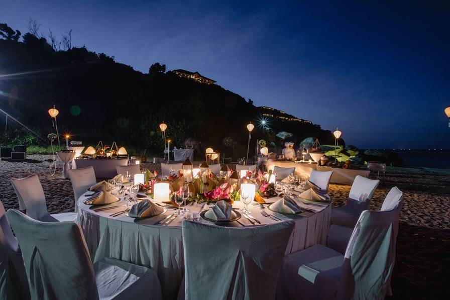 Beach dining is one of several configurations available for lavish wedding banquets at Laguna Lang Co