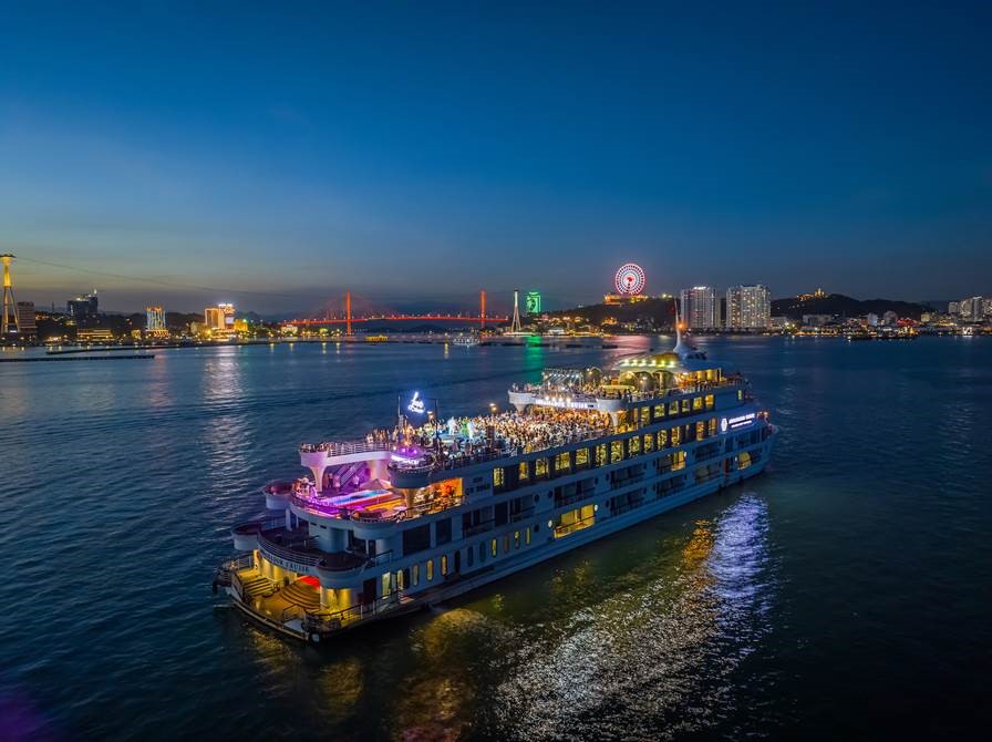 By night, Ambassador Cruise II transforms into the ‘Ambassador Dinner Cruise’. A first for the bay, the cruise is underpinned by premium dining and live entertainment.