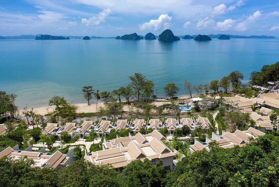 All 72 villas and suites at Banyan Tree Krabi face west towards the sunset and the spectacular uninhabited islands of Hat Nappharat Thara-Mu Ko Phi Phi National Park.