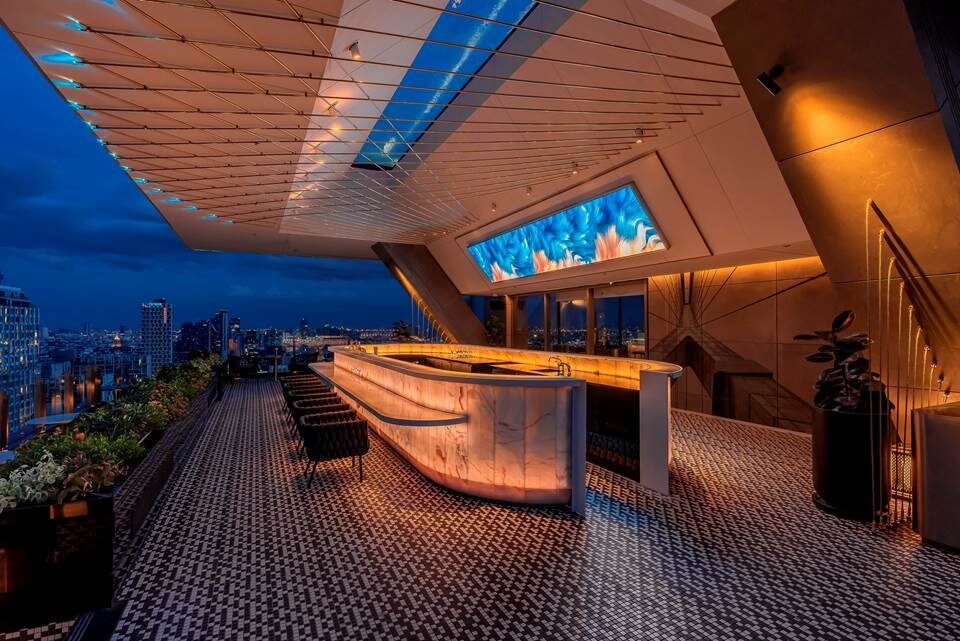 Towering over Bangkok’s trendy On Nut neighbourhood, INNSiDE by Meliá Bangkok Sukhumvit’s awe-inspiring rooftop tapas bar has crafted an exciting new menu, accompanied with views of both the city … and the bottom of a transparent swimming pool.
