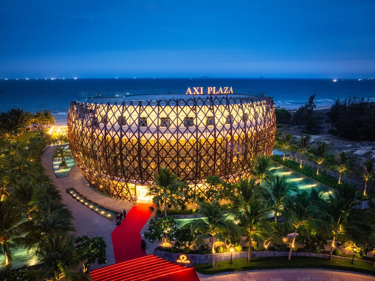 Its host of remarkable facilities include a vast state-of-the-art conference hall, a 360-degree rooftop venue, a stunning outdoor beachfront event space, and about 10,000sqm dedicated to shopping and dining outlets.