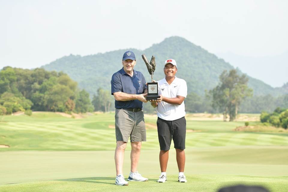 Nguyen Duc Son celebrates his Faldo Series Asia Grand Final victory with Sir Nick Faldo