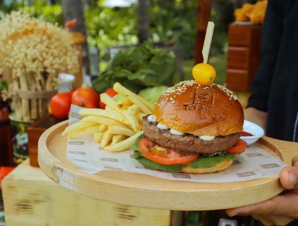 The Anam Cam Ranh’s casual dining hangout Beach Club has introduced an irresistible dining experience dedicated to the quintessential comfort food, the humble burger.