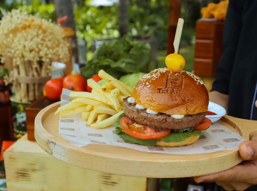 The Anam Cam Ranh’s casual dining hangout Beach Club has introduced an irresistible dining experience dedicated to the quintessential comfort food, the humble burger.