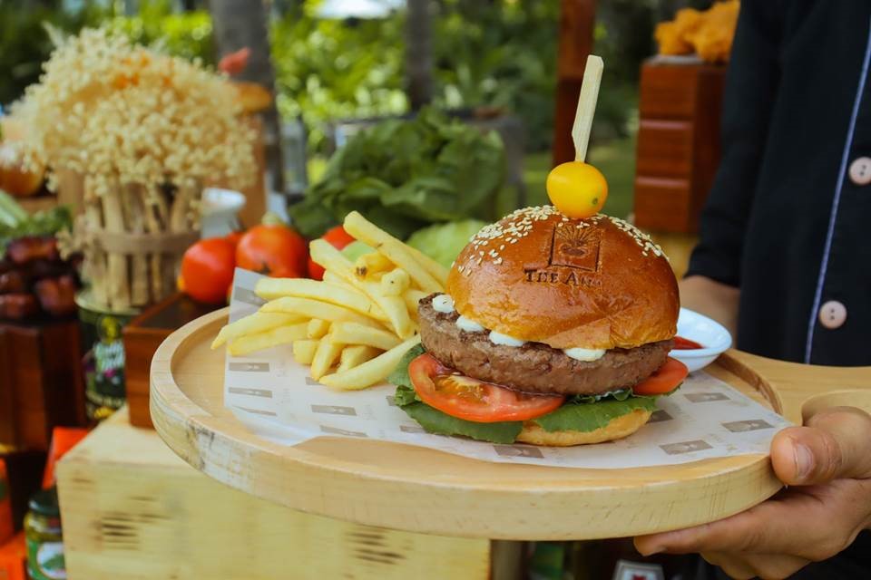 The Anam Cam Ranh’s casual dining hangout Beach Club has introduced an irresistible dining experience dedicated to the quintessential comfort food, the humble burger.