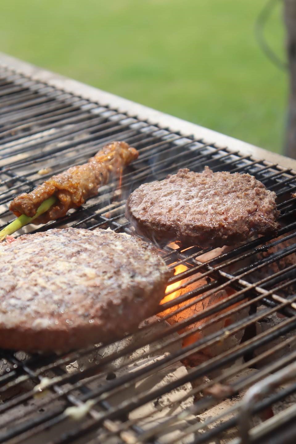 Every Monday from 12-3pm on the resort’s beach lawn overlooking Long Beach’s white sand and aquamarine waters, the Beach Club’s chefs fire up their barbecues for “Burger Day”, offering diners a choice of four delectable burgers.