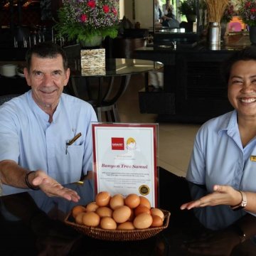 Banyan Tree Samui’s Director of Food & Beverage and Cuisine Rainer Roersch (left) and Sustainability Manager Thepsuda Loyjiw display a batch of cage-free eggs.