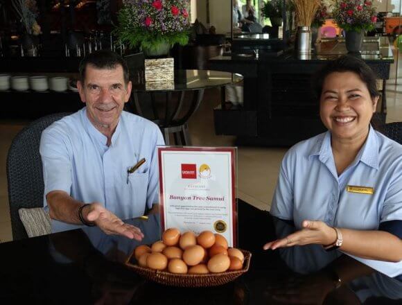 Banyan Tree Samui’s Director of Food & Beverage and Cuisine Rainer Roersch (left) and Sustainability Manager Thepsuda Loyjiw display a batch of cage-free eggs.