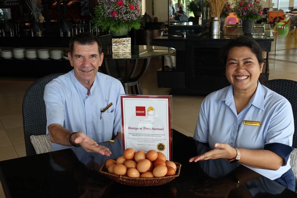 Banyan Tree Samui’s Director of Food & Beverage and Cuisine Rainer Roersch (left) and Sustainability Manager Thepsuda Loyjiw display a batch of cage-free eggs.