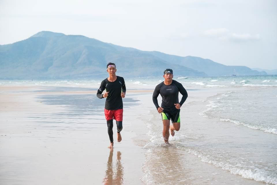 Lifeguard Van Hien and lifeguard supervisor Le Van Thao have worked at Alma since 2019 and 2022 respectively.