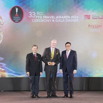 Banyan Tree Area General Manager Mr Remko Kroesen (centre) receives the award for Best Luxury Hotel- Koh Samui from Mr Darren Ng, Managing Director of TTG Asia Media (right) and Mr Chattan Kunjara Na Ayudhya (left), Deputy Governor for International Marketing Asia and South Pacific, Tourism Authority of Thailand.