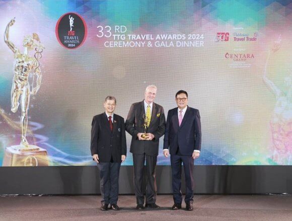 Banyan Tree Area General Manager Mr Remko Kroesen (centre) receives the award for Best Luxury Hotel- Koh Samui from Mr Darren Ng, Managing Director of TTG Asia Media (right) and Mr Chattan Kunjara Na Ayudhya (left), Deputy Governor for International Marketing Asia and South Pacific, Tourism Authority of Thailand.