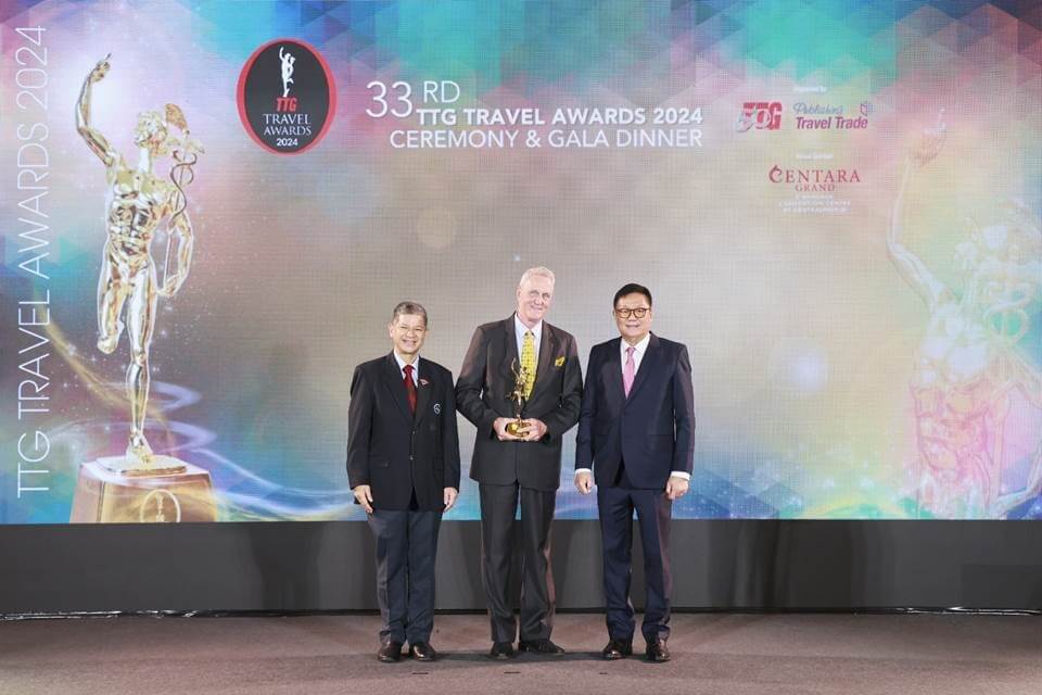 Banyan Tree Area General Manager Remko Kroesen (centre) receives the award for Best Luxury Hotel- Koh Samui from Mr Darren Ng, Managing Director of TTG Asia Media (right) and Mr Chattan Kunjara Na Ayudhya), Deputy Governor for International Marketing Asia and South Pacific, Tourism Authority of Thailand (left) in Bangkok on September 26, 2024.