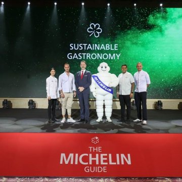 Jimmy Ophorst of PRU (far right) and Rick Dingen of JAMPA (second left) with other MICHELIN Green Star winner at last week’s ceremony