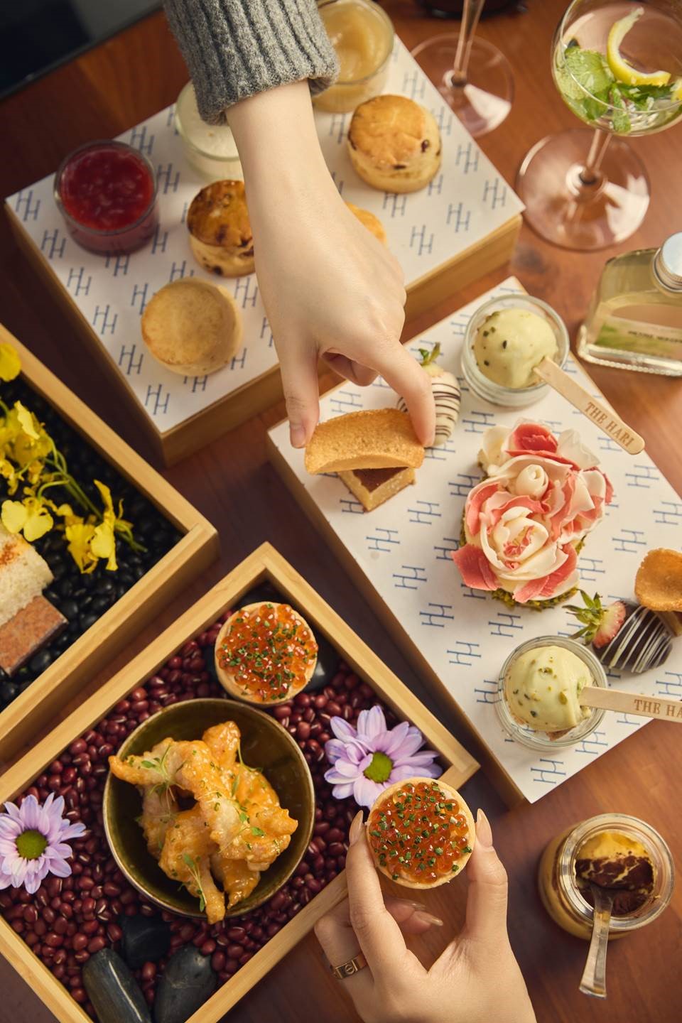 In addition to free-flow champagne, other free-flow options include Moscato, and jasmine or hojicha non-alcoholic Saicho sparkling tea.