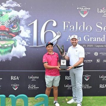 Tuan Anh is presented with his trophy by Matthew Faldo, Faldo Series Director